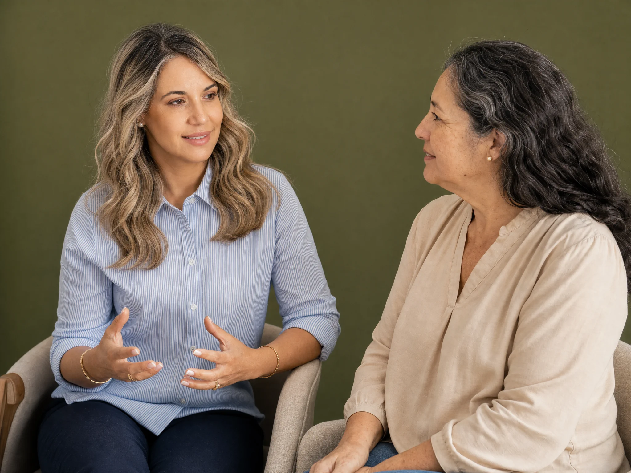 Dra. Yilena Rodríguez Marrero conversa con una paciente durante una consulta