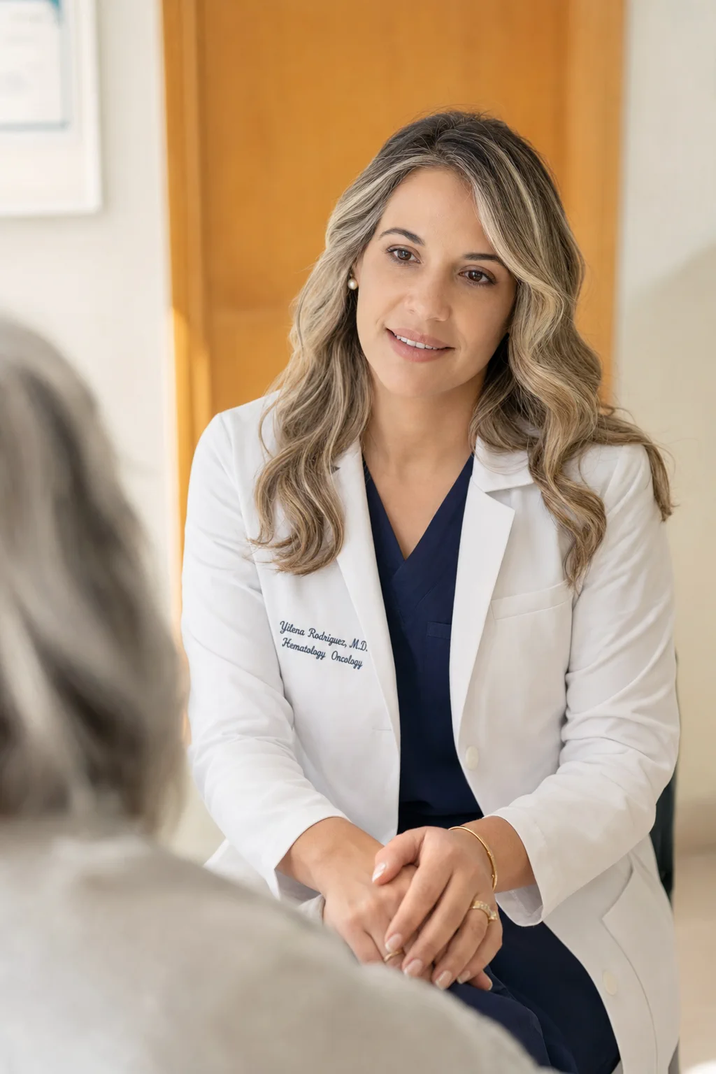 Médica explicando próximos pasos durante una consulta